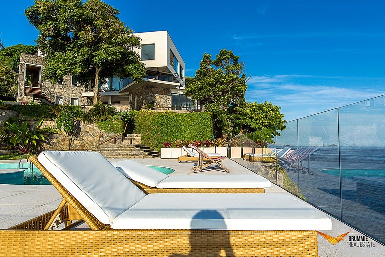 Elegância Contemporânea e Vista Inesquecível no Joatinga