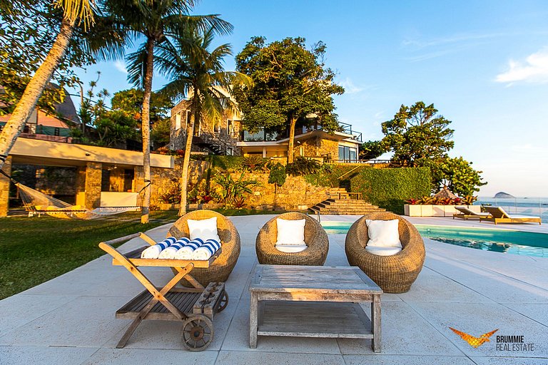Contemporary Elegance and Unforgettable Views in Joatinga