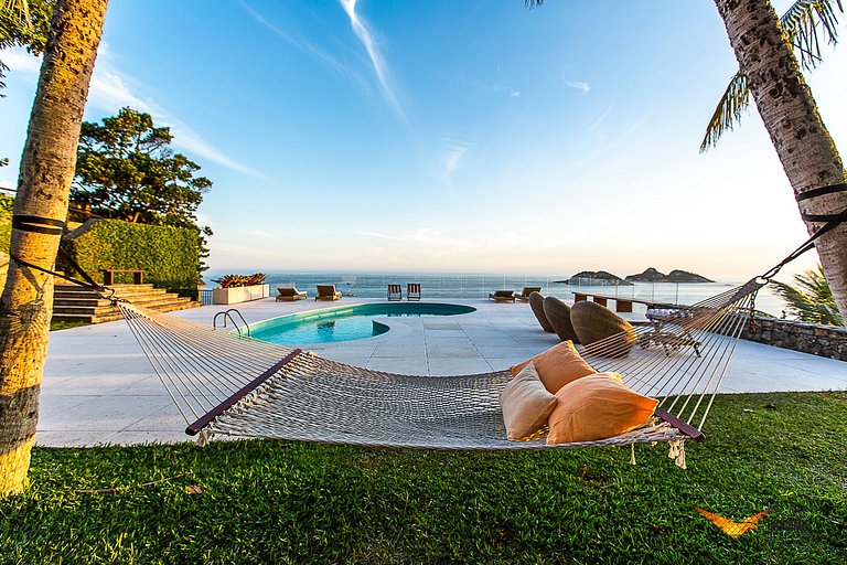Elegância Contemporânea e Vista Inesquecível no Joatinga