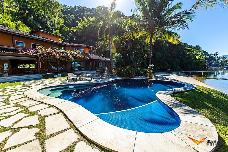 Impresionante mansión en Angra con playa privada