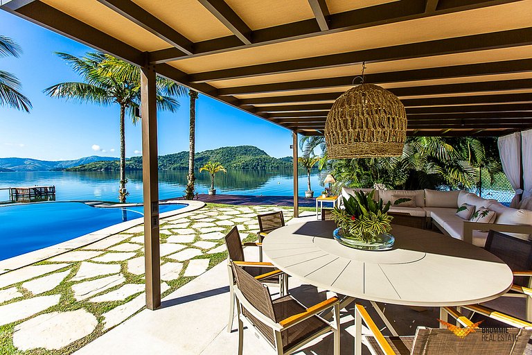 Impresionante mansión en Angra con playa privada