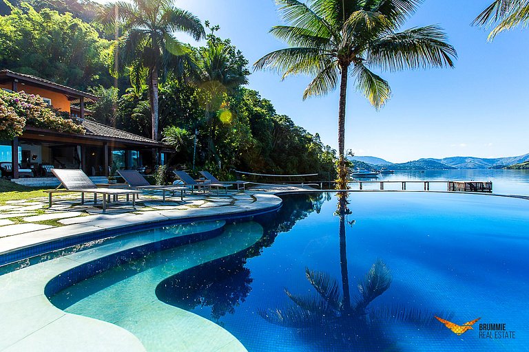 Incrível Mansão em Angra com Praia Privada