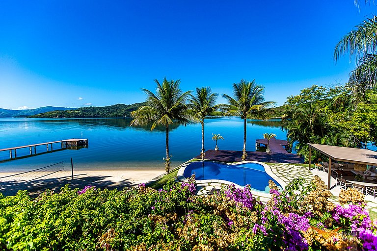 Impresionante mansión en Angra con playa privada