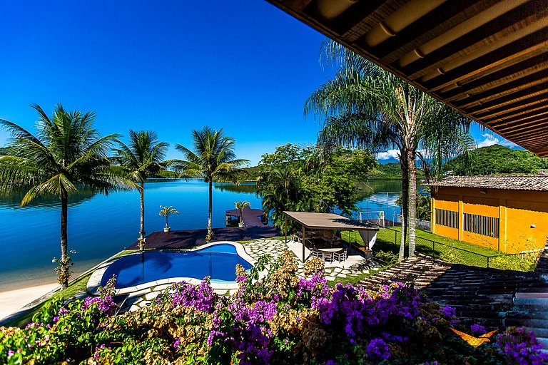 Impresionante mansión en Angra con playa privada