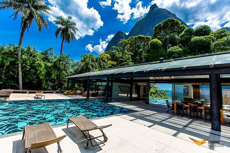 Amazing Mansion with Sea View in São Conrado