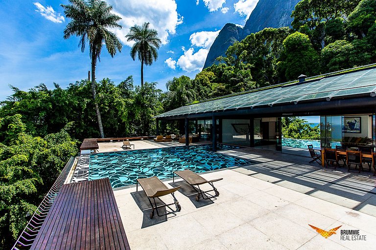 Amazing Mansion with Sea View in São Conrado