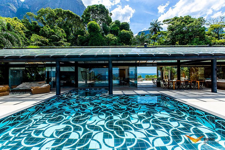 Amazing Mansion with Sea View in São Conrado