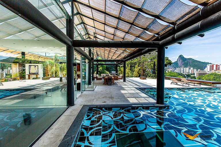Amazing Mansion with Sea View in São Conrado