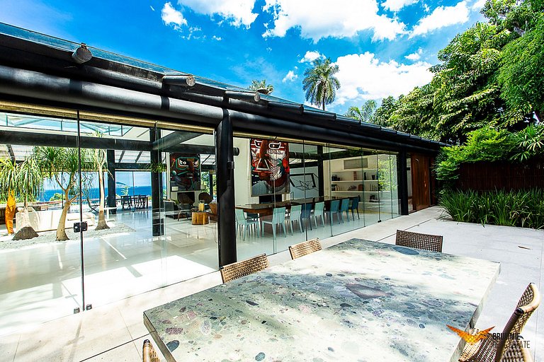 Amazing Mansion with Sea View in São Conrado