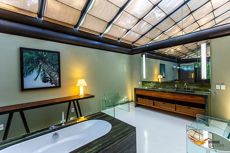 Amazing Mansion with Sea View in São Conrado