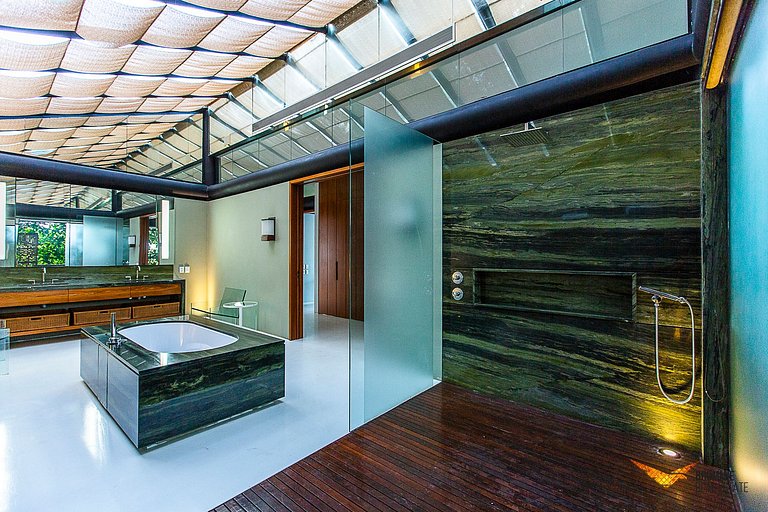 Amazing Mansion with Sea View in São Conrado