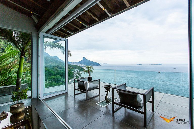 Mansão moderna com design contemporâneo e vistas deslumbrant