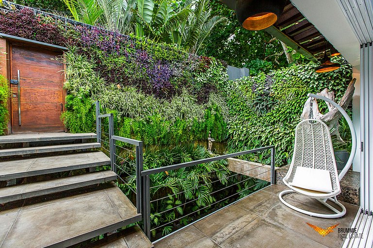Mansão moderna com design contemporâneo e vistas deslumbrant