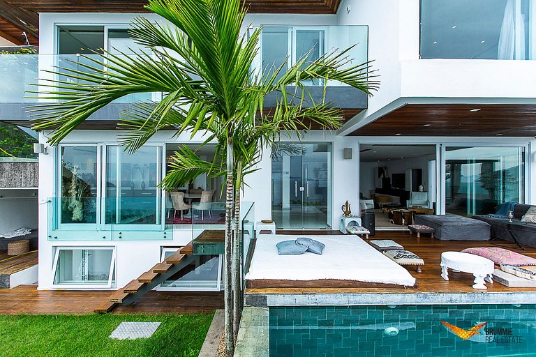 Mansão moderna com design contemporâneo e vistas deslumbrant