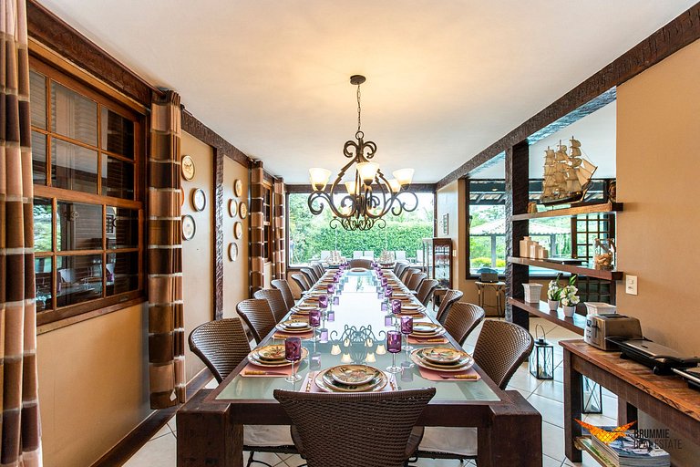 Spacious Upscale Mansion