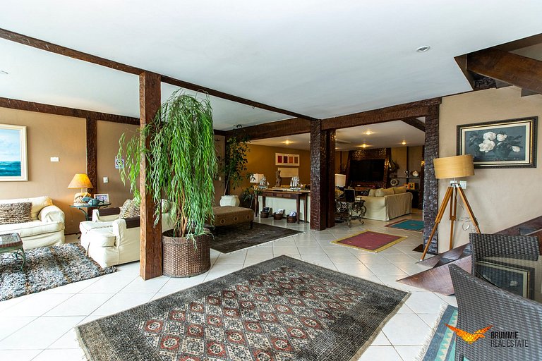 Spacious Upscale Mansion