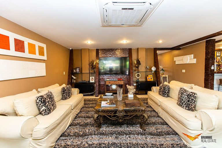 Spacious Upscale Mansion