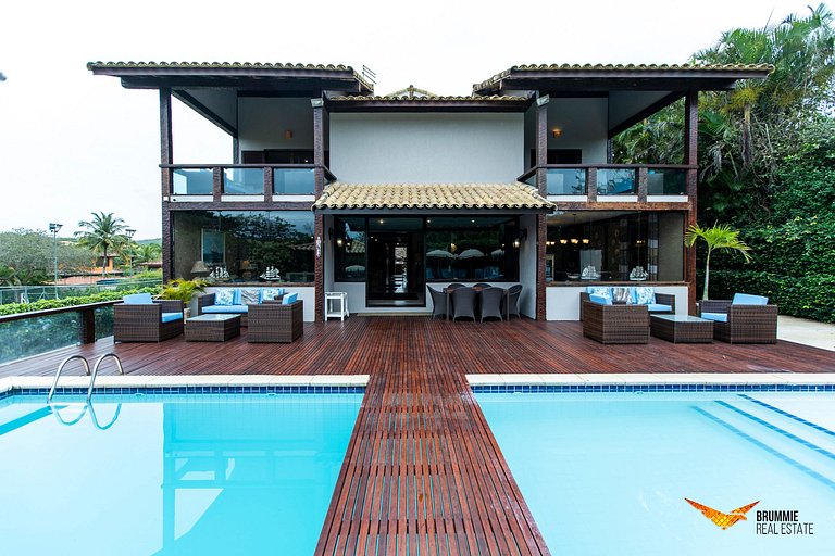 Spacious Upscale Mansion