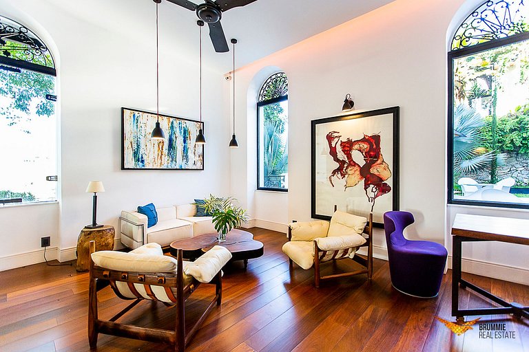 Enorme Mansão com Decoração Contemporânea