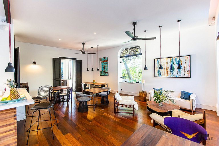 Enorme Mansão com Decoração Contemporânea