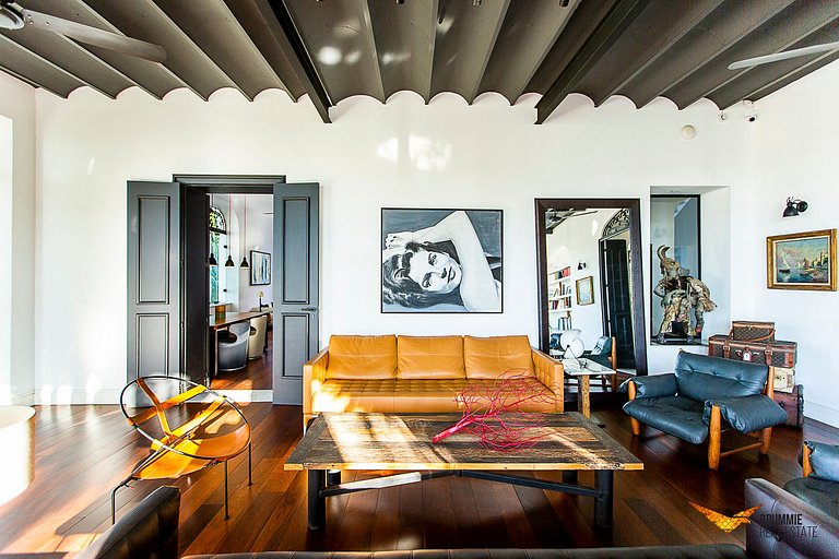 Enorme Mansão com Decoração Contemporânea