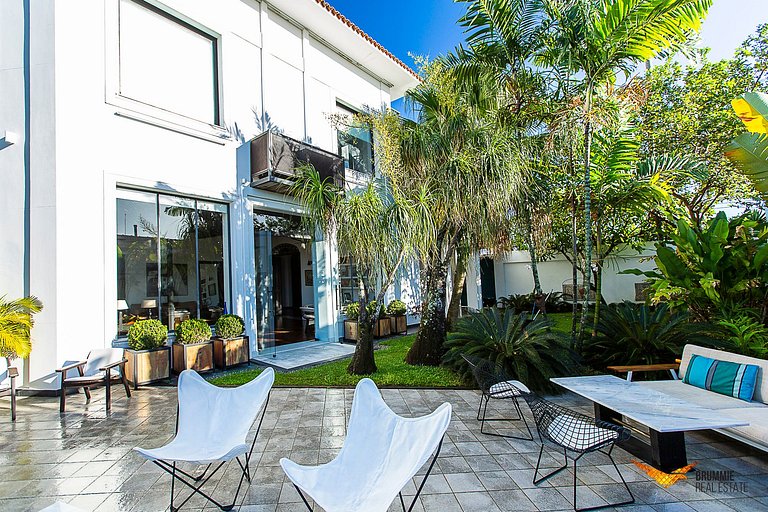 Enorme Mansão com Decoração Contemporânea