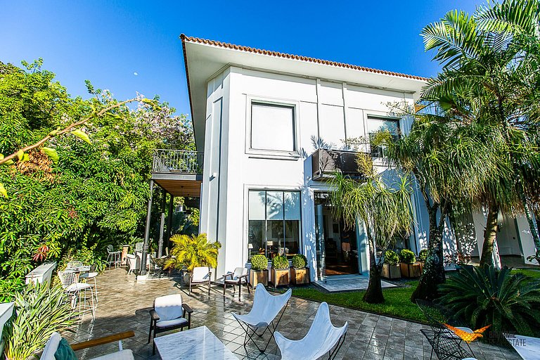 A Sophisticated Oasis Where Nature Meets Design