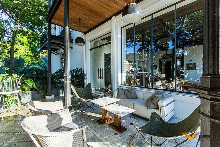 A Sophisticated Oasis Where Nature Meets Design
