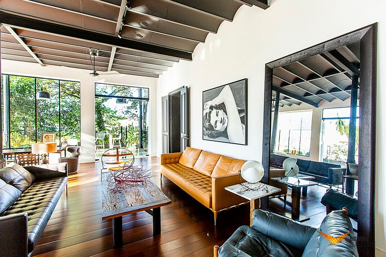 Enorme Mansão com Decoração Contemporânea