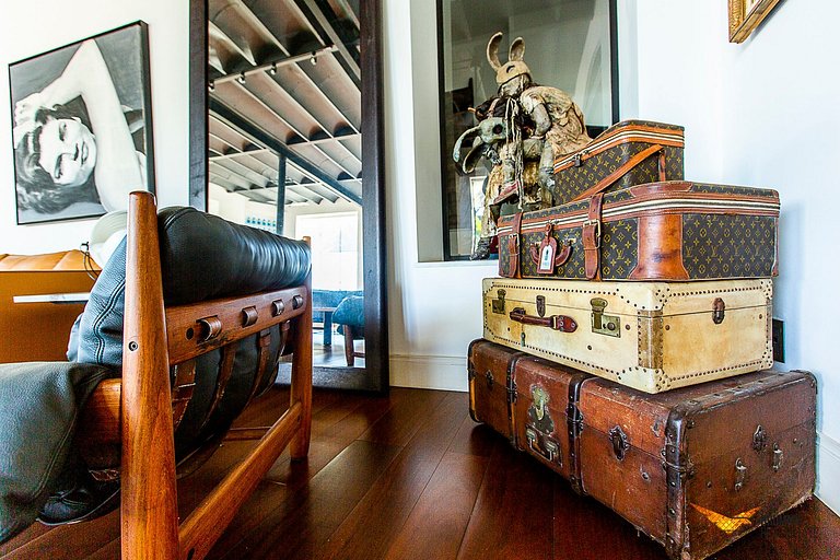 Enorme Mansão com Decoração Contemporânea