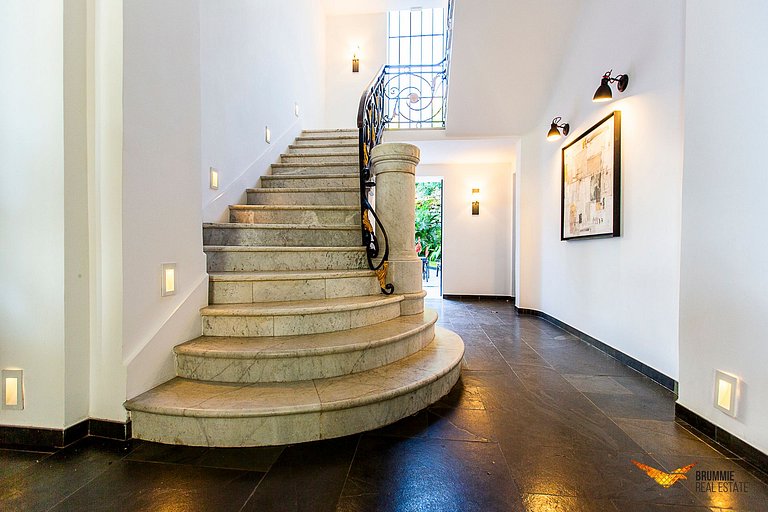Enorme Mansão com Decoração Contemporânea