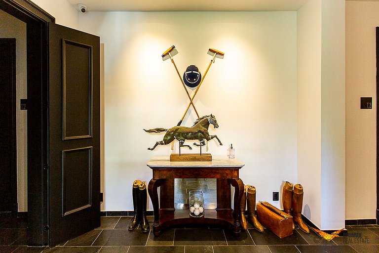 Enorme Mansão com Decoração Contemporânea