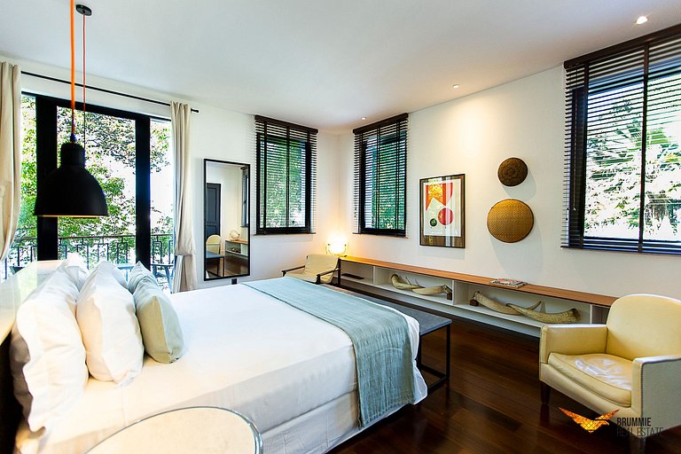 Enorme Mansão com Decoração Contemporânea
