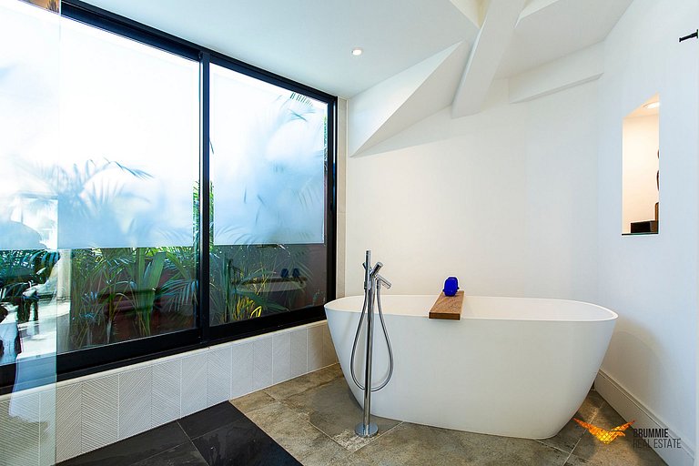 Enorme Mansão com Decoração Contemporânea