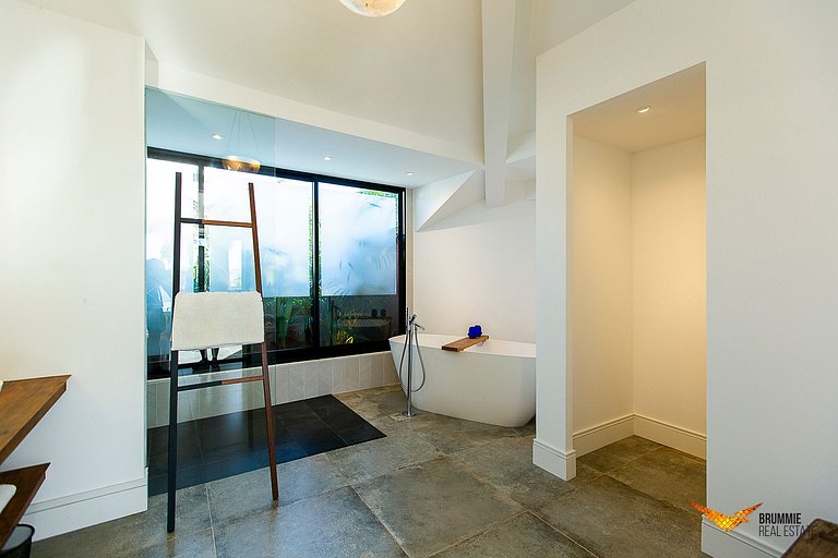 Enorme Mansão com Decoração Contemporânea