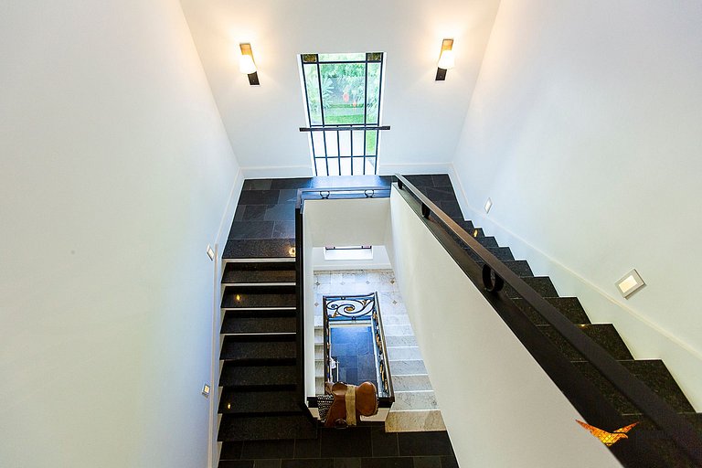 Enorme Mansão com Decoração Contemporânea