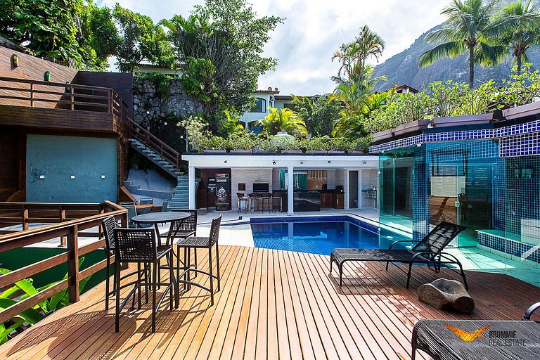 Spectacular 6 bedroom mansion in Joá
