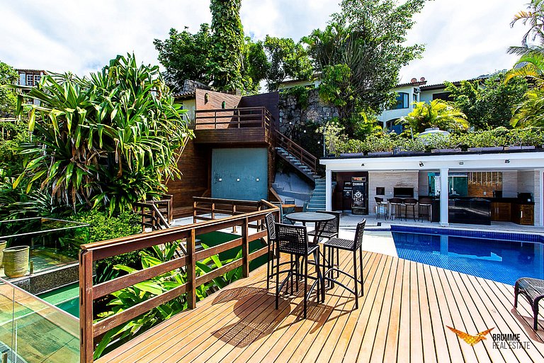 Spectacular 6 bedroom mansion in Joá