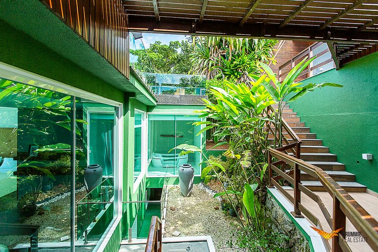 Spectacular 6 bedroom mansion in Joá