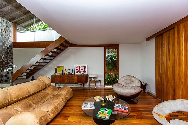 Brutalist Masterpiece with Panoramic Views in Santa Teresa