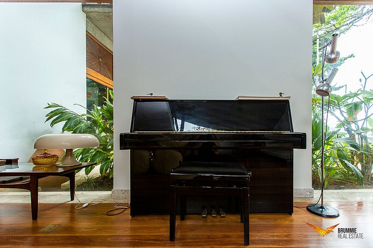 Brutalist Masterpiece with Panoramic Views in Santa Teresa