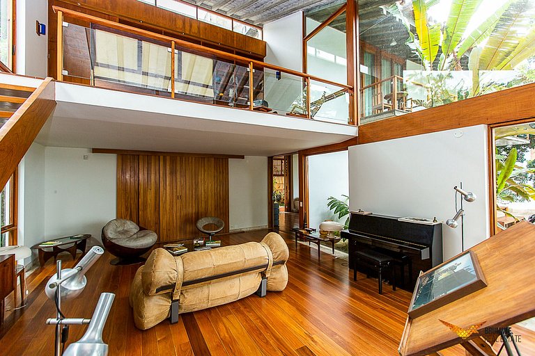Brutalist Masterpiece with Panoramic Views in Santa Teresa