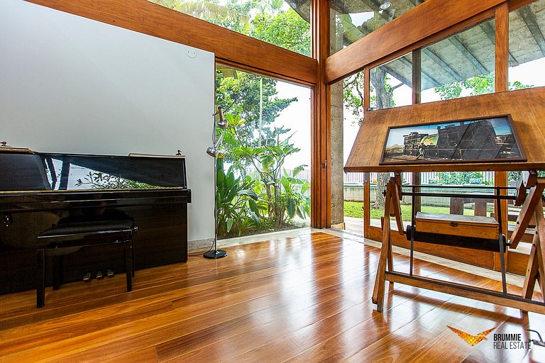 Brutalist Masterpiece with Panoramic Views in Santa Teresa