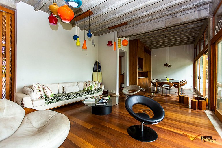 Brutalist Masterpiece with Panoramic Views in Santa Teresa