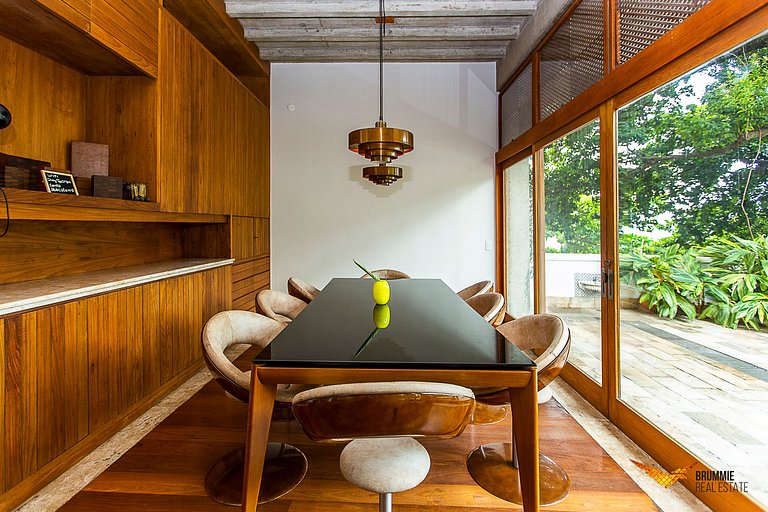 Brutalist Masterpiece with Panoramic Views in Santa Teresa