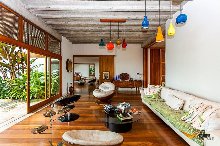 Brutalist Masterpiece with Panoramic Views in Santa Teresa