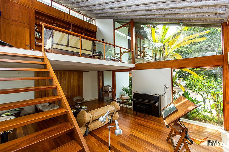 Obra-prima Brutalista com Vista Deslumbrante no Coração de S