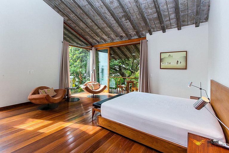 Brutalist Masterpiece with Panoramic Views in Santa Teresa