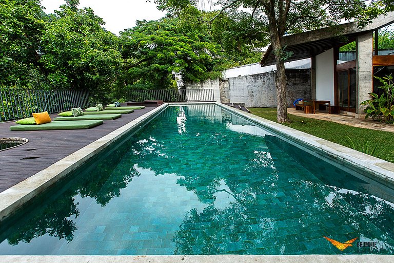 Brutalist Masterpiece with Panoramic Views in Santa Teresa