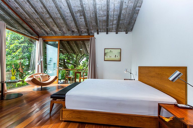 Brutalist Masterpiece with Panoramic Views in Santa Teresa